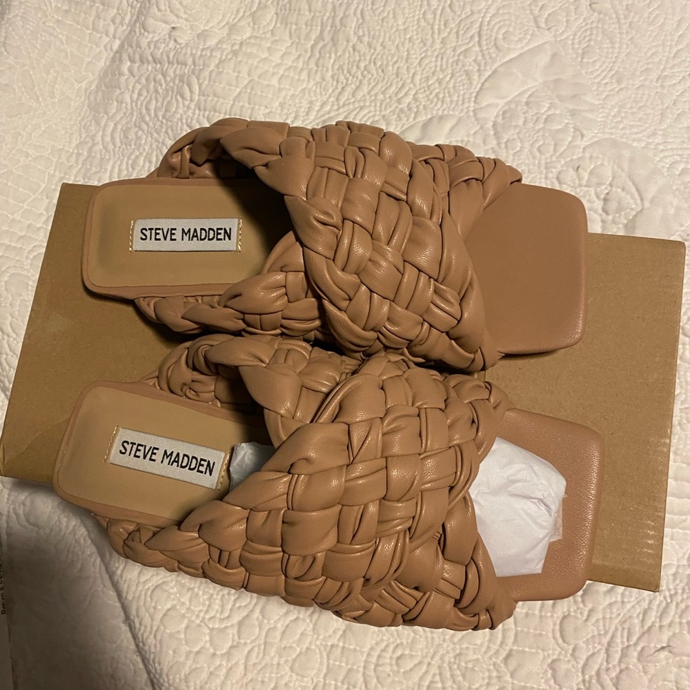 NWT ITB Nude Steve Madden cross braided flat mules